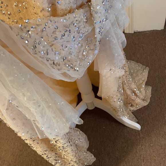 MAC DUGGAL
Embellished Ruffled Faux Wrap Sleeveless Gown - Picture 9 of 16